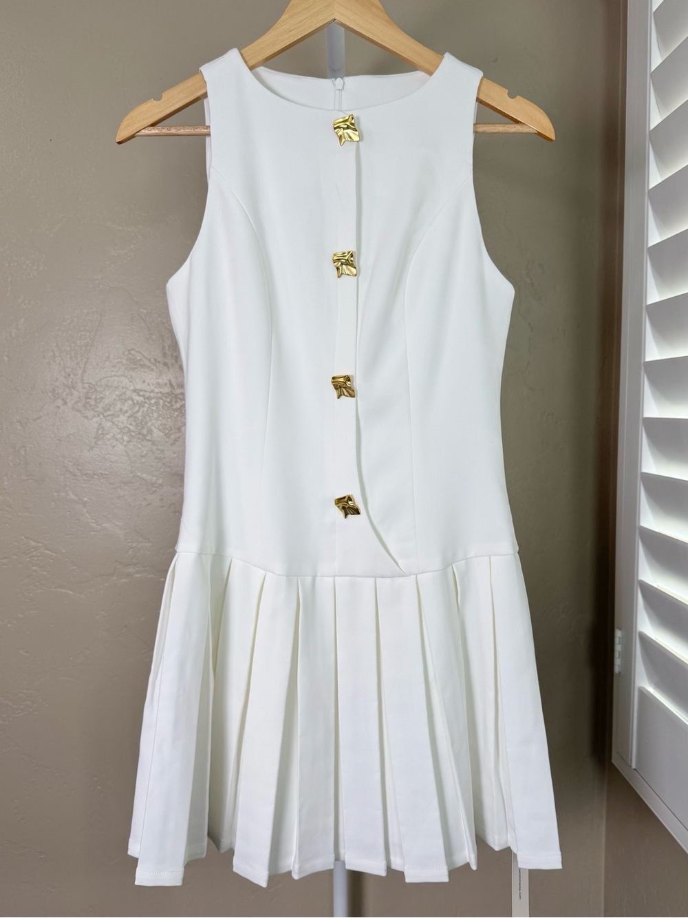 Commense White Pleated Mini Dress Medium NWT Gold Button Sleeveless - Picture 4 of 11